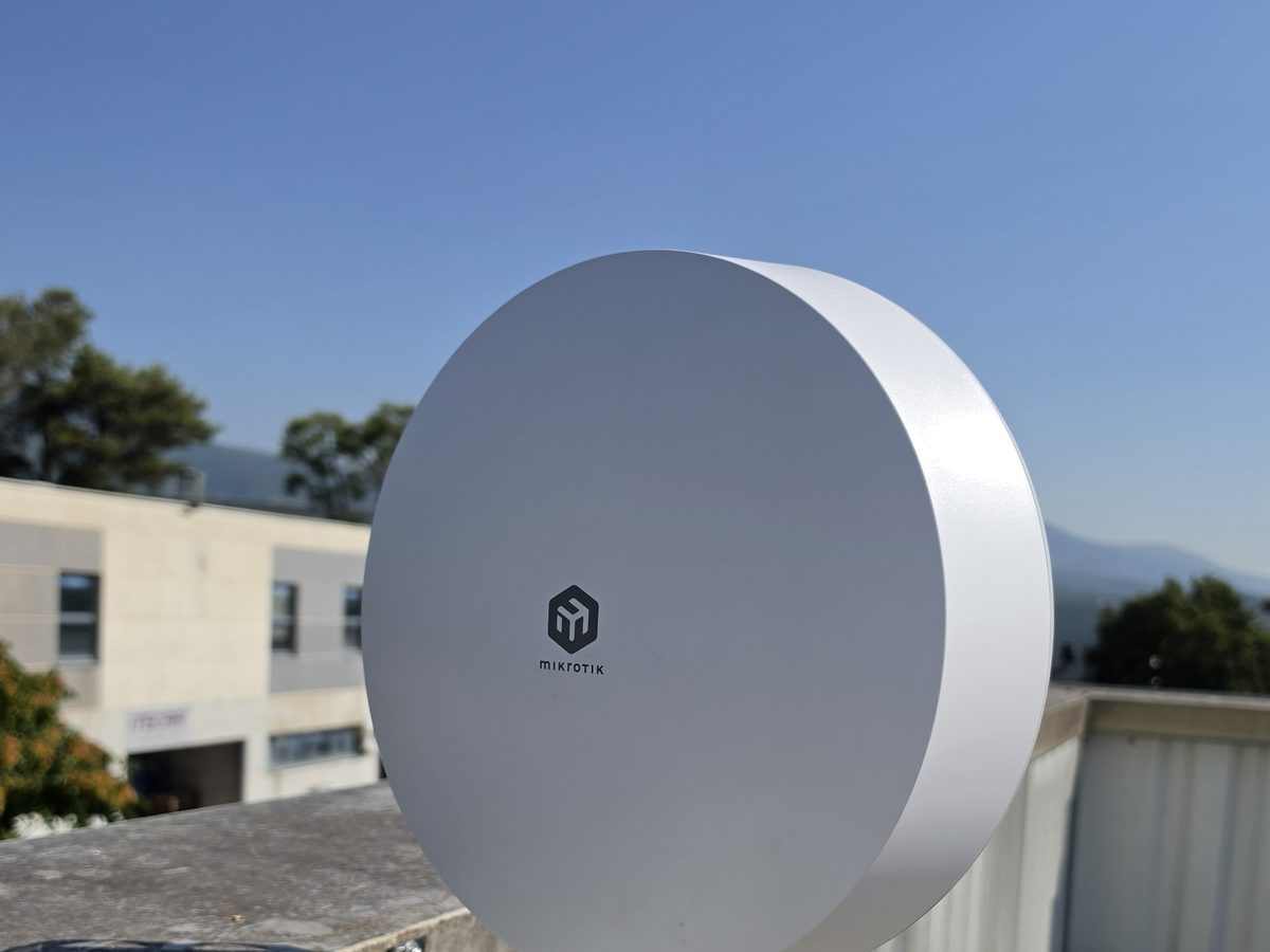 Borne 5G MikroTik installée en toiture, vue de face