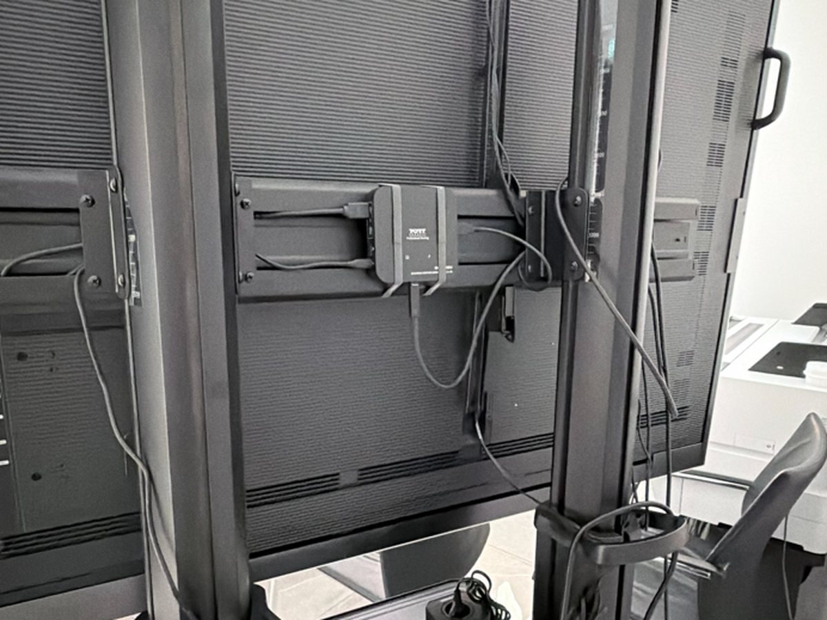 Fixation de l'écran et câblage à l'arrière du support mobile